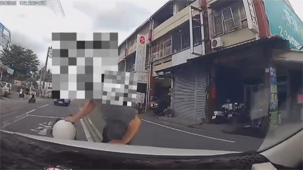 扯!轉彎沒在看? 行人斑馬線過馬路遭急駛轎車撞上