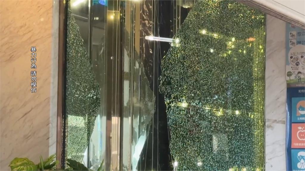 想抱店內小姐被拒! 2男不滿"花錢被冷落"持球棒砸門