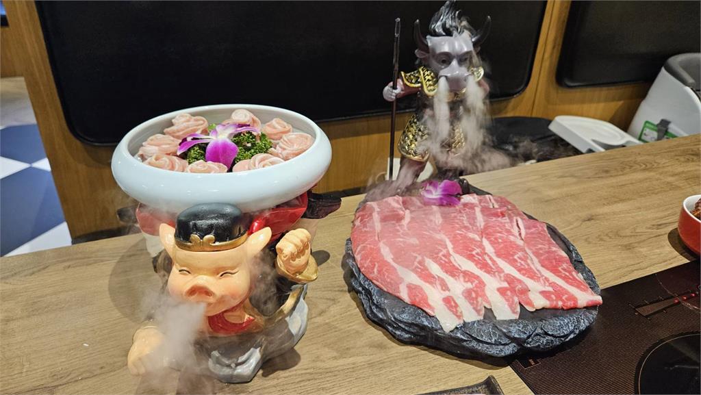 高雄人氣鍋店打造「愛情摩天輪」 西遊記主題風格肉盤噱頭十足