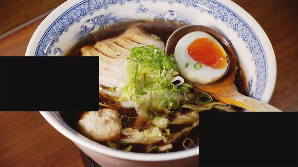 「仙草雞湯底」甘甜爽口 麵條被染烏黑!變身台式拉麵