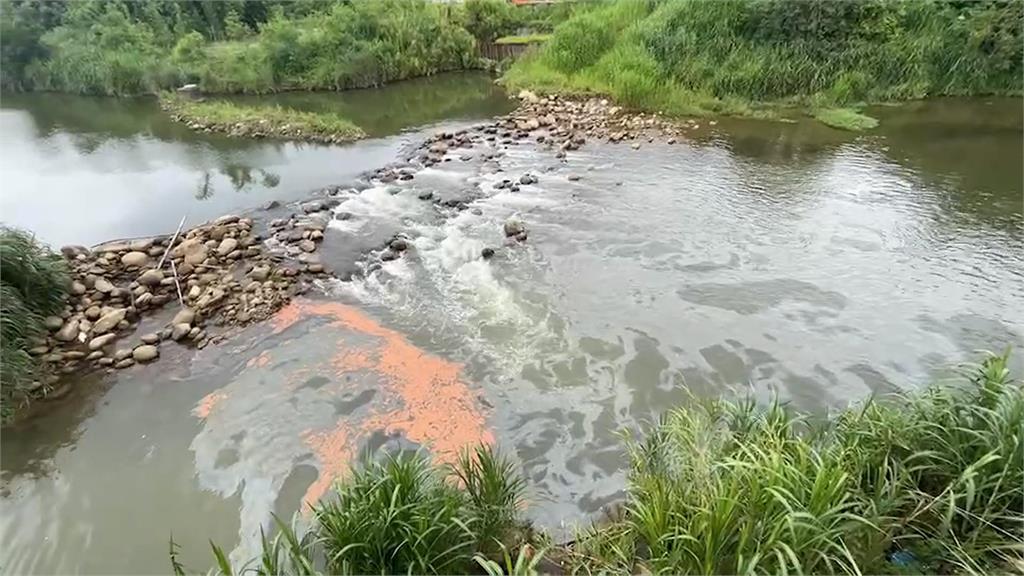 關西牛欄河惡臭薰人　環保局設攔油索揪偷排廢水業者
