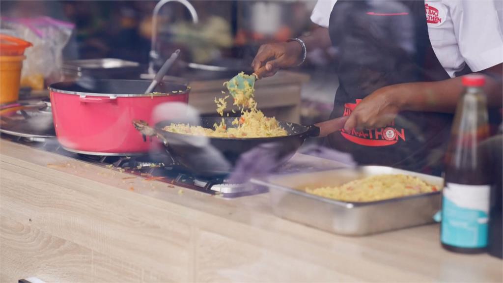 女廚師連續烹飪近100小時　奈及利亞之光！創金氏世界紀錄