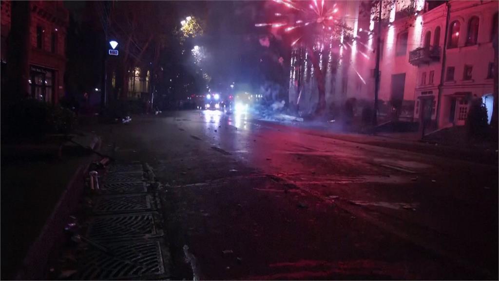 喬治亞警民衝突DAY4! 抗議民眾發射煙火、警方噴水柱鎮壓