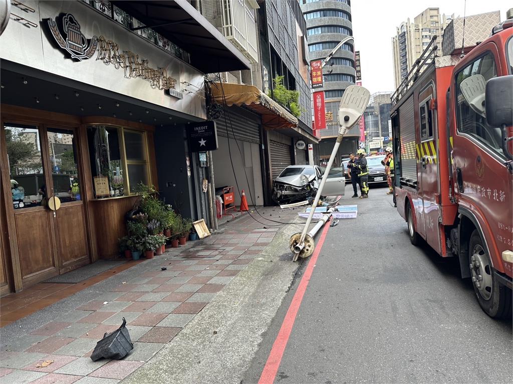 快新聞／撞了就跑！小客車突衝上人行道「燈桿慘斷裂」　肇事駕駛身分查到了