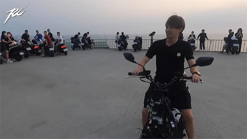 慶賀好友交車!百萬網紅幫爆改「12萬速克達」 極致輕量化車款笑翻網