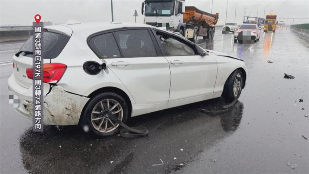 天雨路滑！國道轎車打滑「翻轉360度」　曳引車控撞毀燈桿、紅綠燈