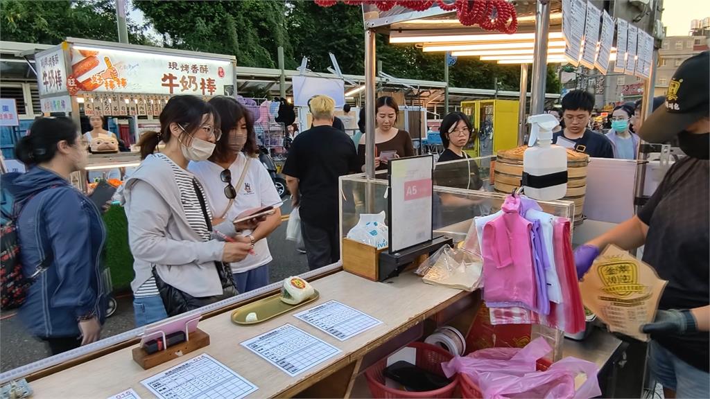 洋流經濟！沈伯洋中壢夜市大啖刈包掀討論　攤位吸民眾朝聖買同款