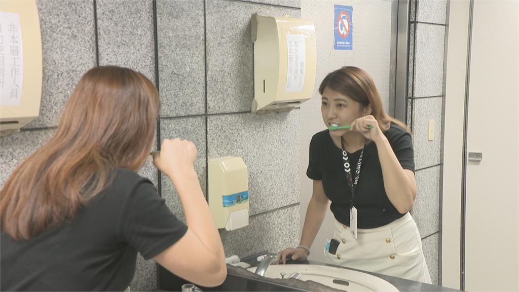 台北地院要員工進廁所隔間刷牙　法官：改吃口香糖