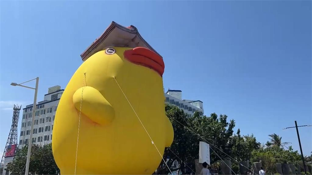 屏東車城看海美術館「怪獸代班」 超高人氣「擁抱貓」再度回歸