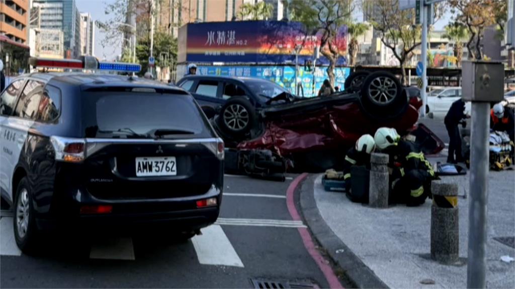 尖峰時刻！高雄一轎車左轉未禮讓　遭對向直行車猛烈撞擊2車全毀