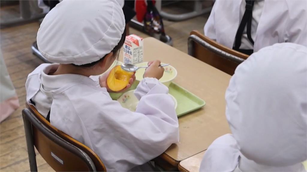日本學童營養午餐吃「台灣美食」　直接拿湯匙挖大讚超滿足
