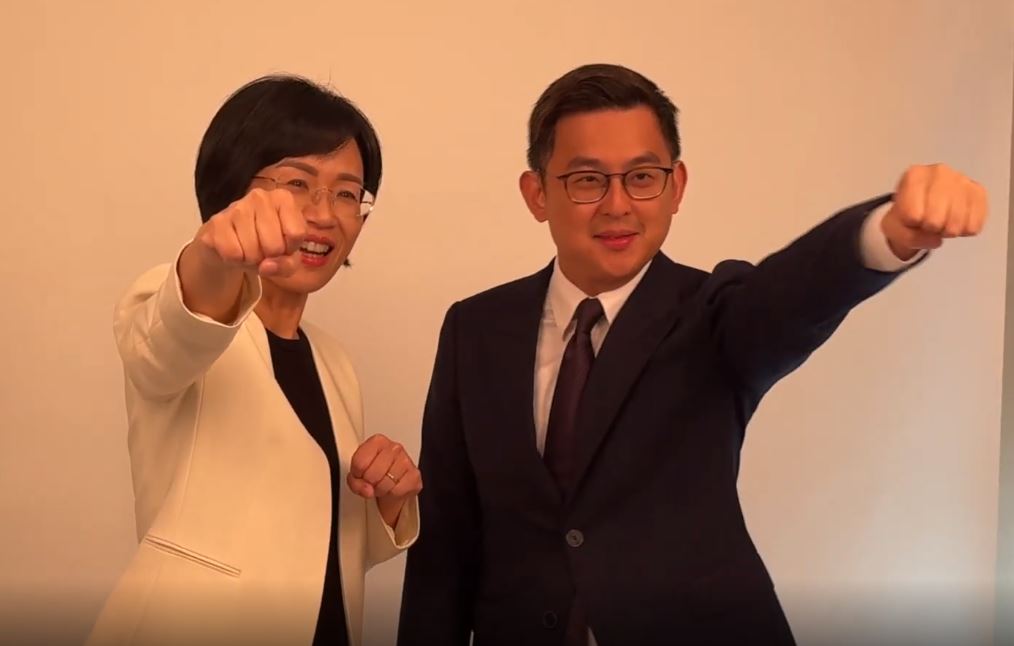 創意PK賽！蘇巧慧合體小雞拍定裝照　丈夫也現身助陣