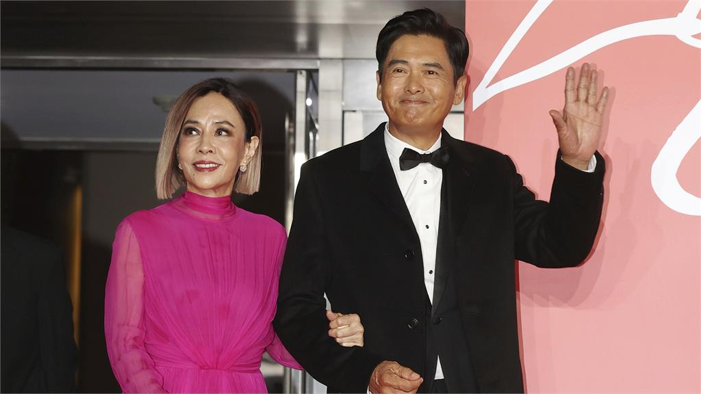 周潤發66歲愛妻罕見露面！網一看近況驚見「雙頰消瘦」嚇喊：保重身體