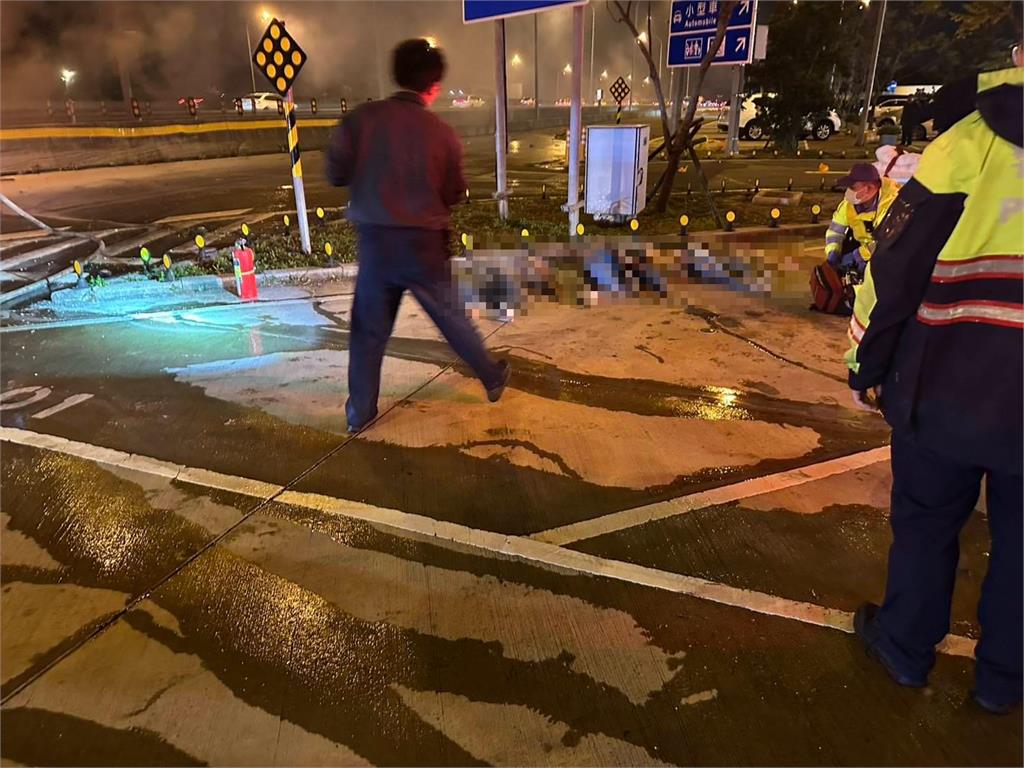 國1「電動車超載」自撞釀2死!駕駛「逃生不及困車內」警方:火勢撲滅才救出