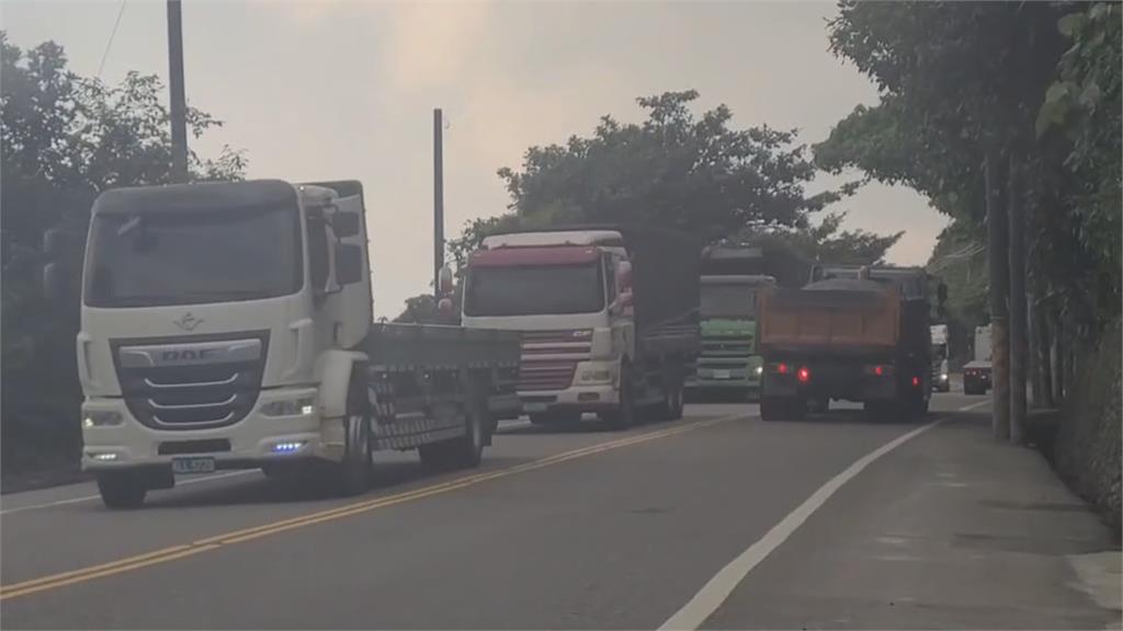看不見雙黃線?大貨車集體違規超車 對向機車險被「擊落」急躲路肩