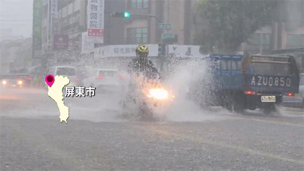 屏東豪雨狂炸！　殺蛇溪溢堤道路淹成河倒灌民宅
