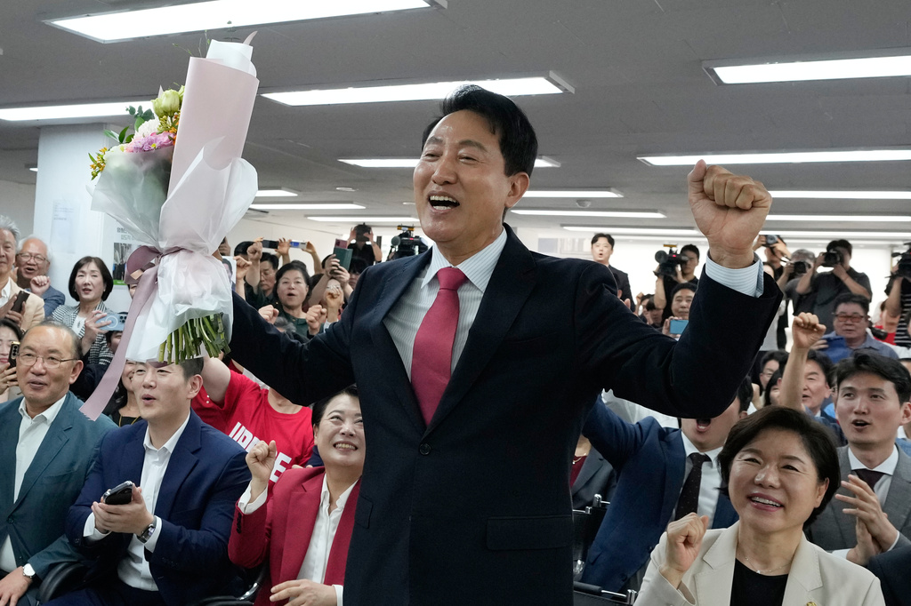 快新聞／南韓地方大選爭議延燒！票箱遭封鎖35小時　警方攻堅後才被運出