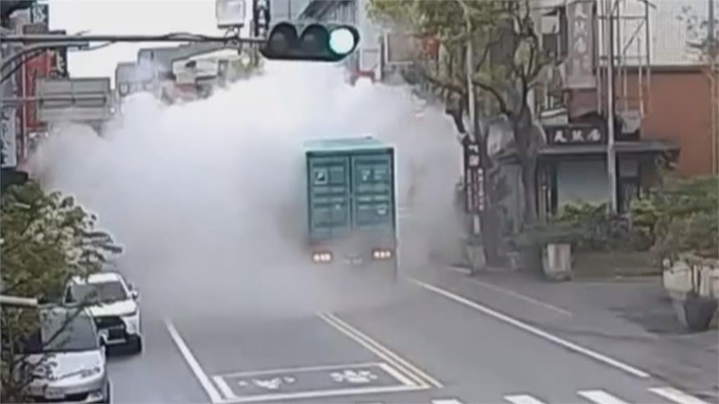 苗栗曳引車拋錨狂冒白煙　目擊民眾「以為要爆炸了」