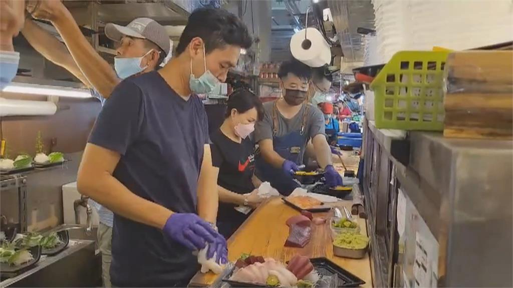 疫情降溫！　人潮多3成 　東港華僑市場湧大量民眾
