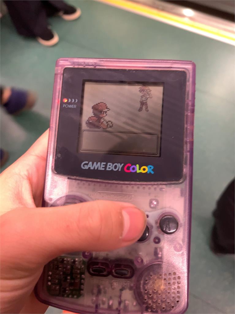 玩GameBoy遭問「盜版Switch」?釣出眾網友淚:是大前輩