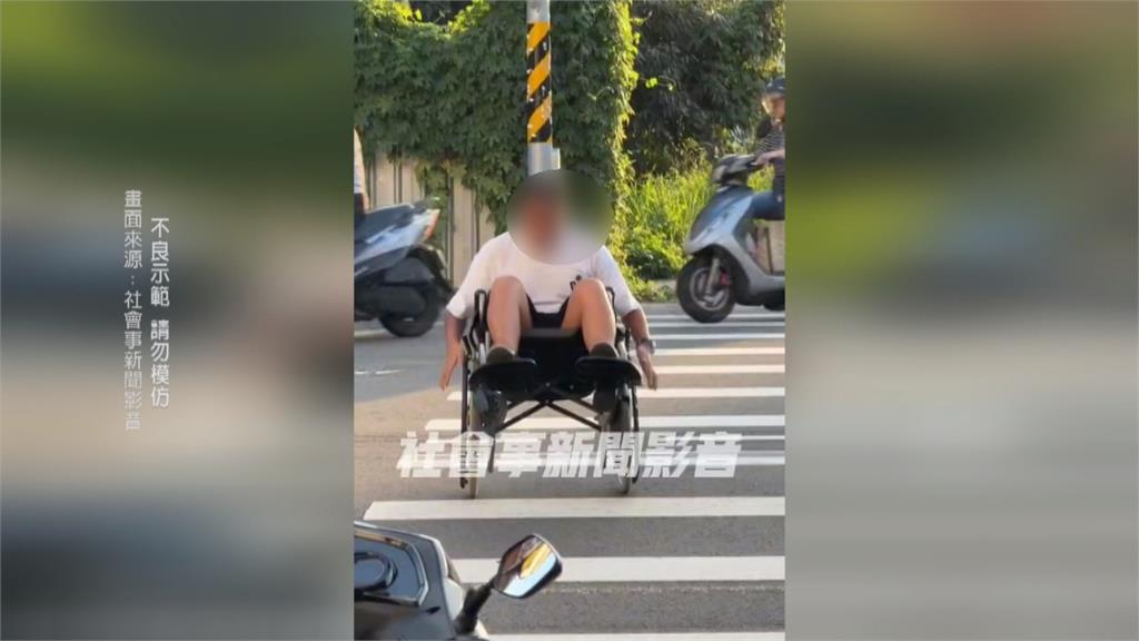 男子坐輪椅過馬路竟大耍特技　來回翹孤輪嬉鬧路人看到超傻眼