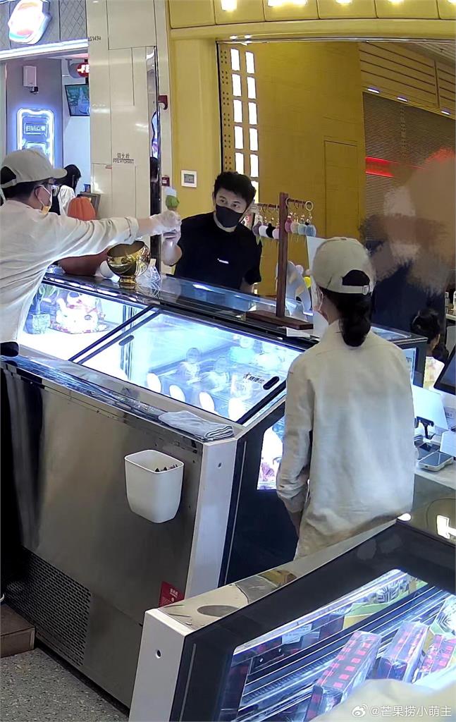5歲兒手滑「弄掉冰」店員無償補送!吳奇隆下秒「1舉動」暖翻全場:優質偶像