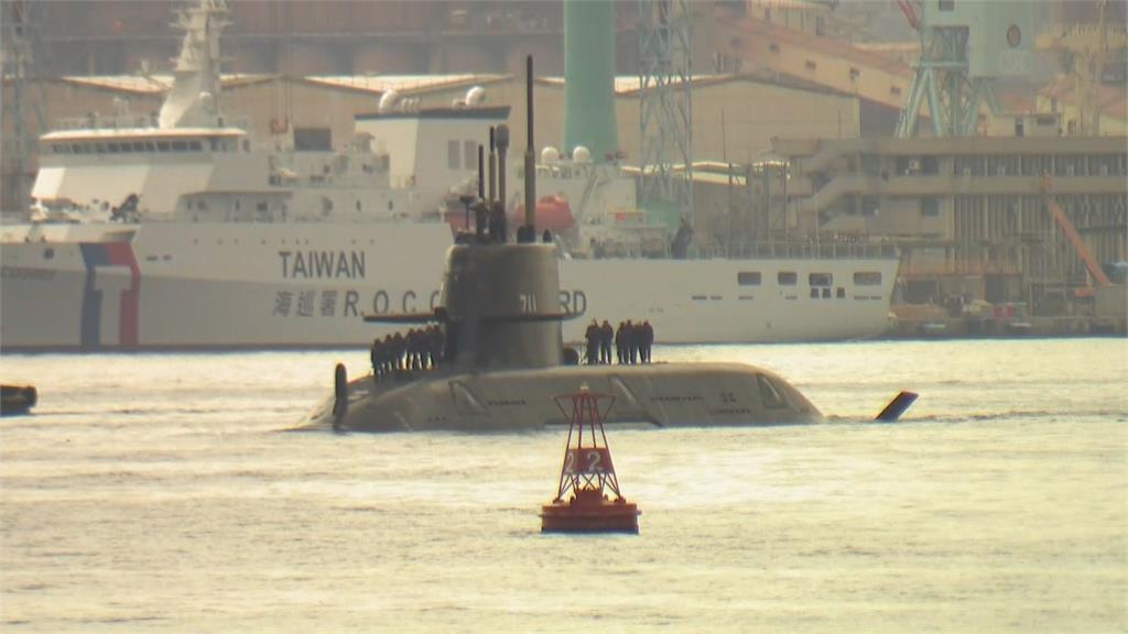 "海鯤號"三度海測! 軍事迷到場拉紅布條喊加油