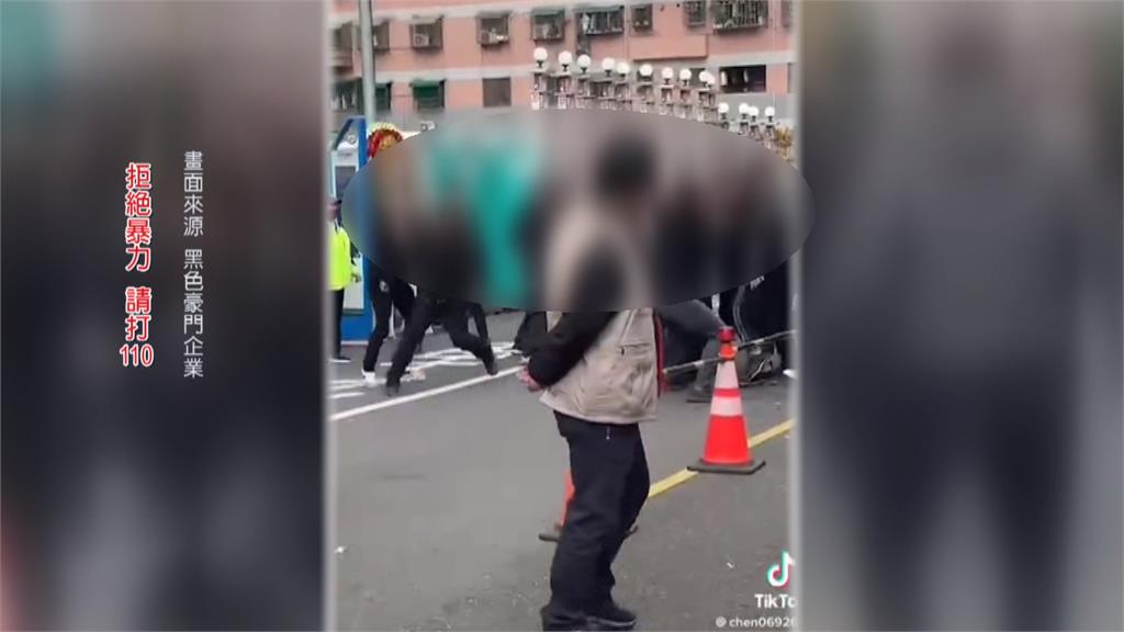 參加公祭兩幫派人馬爆口角 持三角錐、塑膠椅互砸