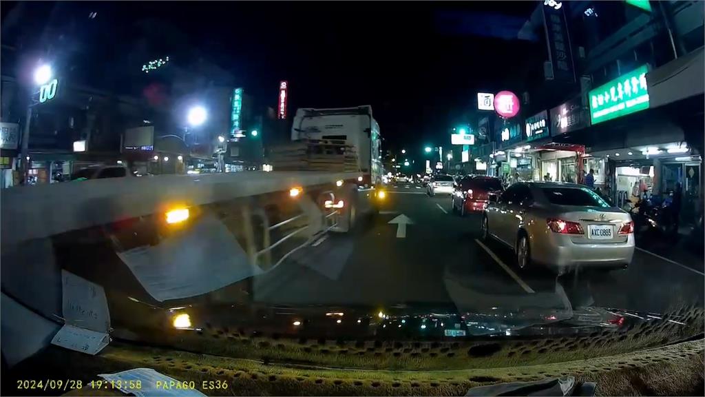 誇張!直行拖板車行駛內側左轉道 竟按喇叭狂逼左轉車