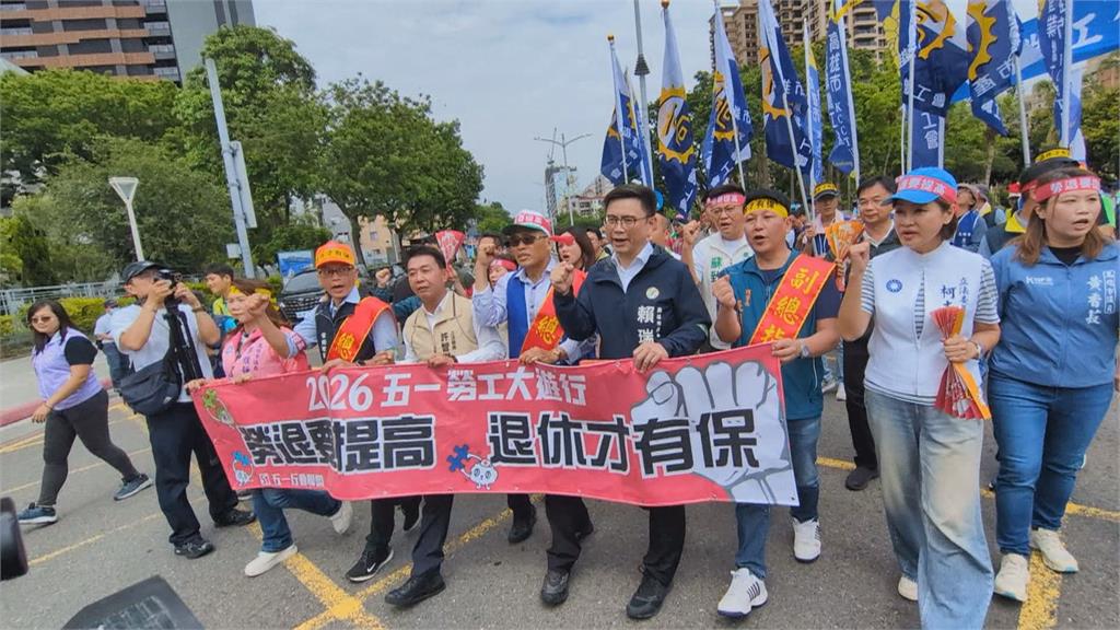 大遊行主動上前與柯志恩握手　賴瑞隆：替勞工爭取最大權益