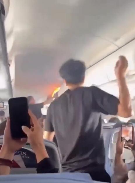   中國人搭機把「行動電源放置物箱」！突狂燒驚悚畫面曝「旁人1行為」網傻眼