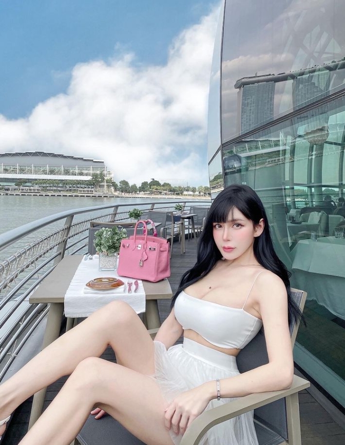 大馬「最強奶媽」扮女僕太惹火!胸懷大「痣」引全網暴動:美的像芭比