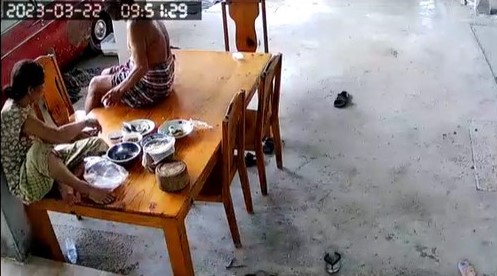 心疼爸媽坐地吃飯!孝女送餐桌卻見「驚人1幕」 心疼爸媽坐地吃飯!女兒暖心送餐桌卻見「驚人1幕」百萬人笑翻