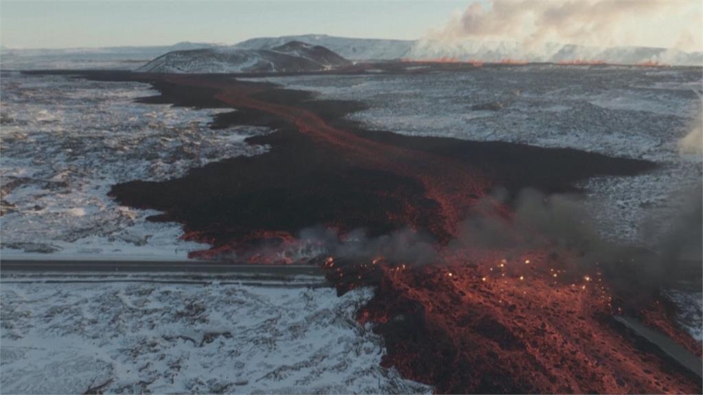 冰島火山再噴發！　橘紅岩漿如湧泉狂噴80米高