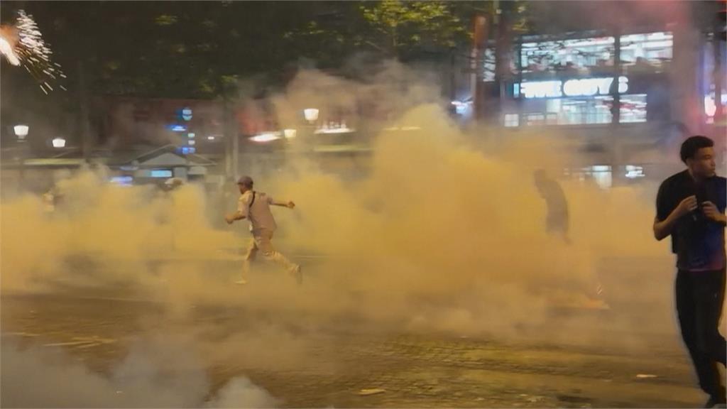 巴黎聖日耳曼奪冠 球迷嗨翻慶祝失控成動亂