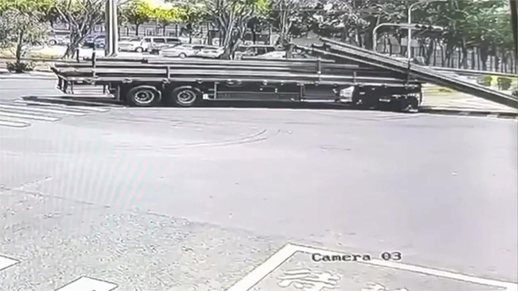 驚險車禍!小貨車「載鋁管未綁牢噴飛」 後車急煞釀追撞