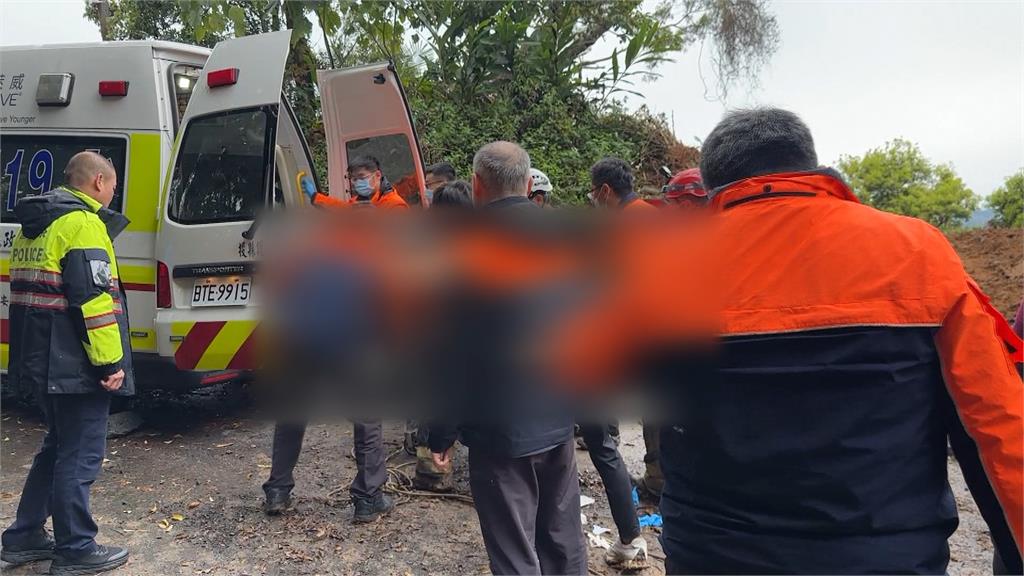 操作不當?土石鬆動? 南投吊車滑落邊坡 駕駛受困不治