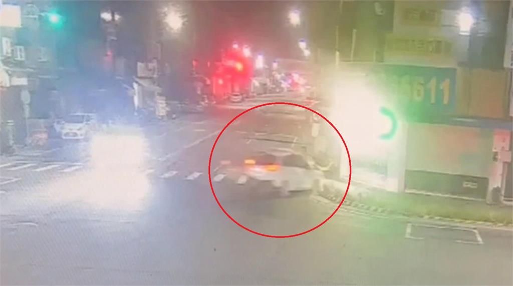 又是毒駕!台南女吸毒上路 拒檢闖燈逆向自撞翻覆