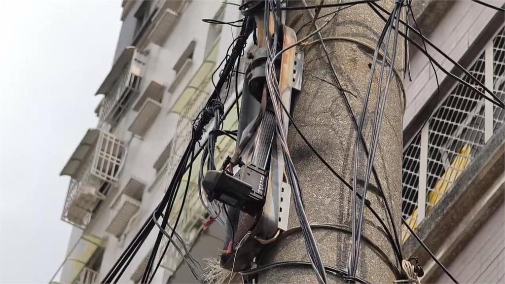 高雄大寮民宅火警! 「兇手」誤觸電桿避雷器引發火花