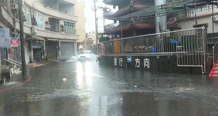 快新聞／屏東一早雨彈來襲　東隆里路面積水車輛激起水花「畫面曝光」