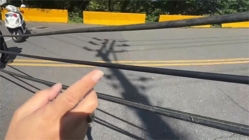 基隆電線掉落擋住雙向道路　90歲老翁勾到受傷　交通一度回堵