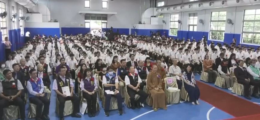 傅崐萁出席"高中畢典"宣揚政績 網轟:不是說政治不入校園?