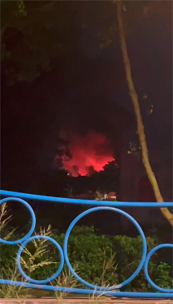 最新／暗夜大火！北市社子島回收廠陷火海　烈焰竄天畫面曝