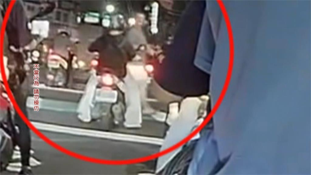 外國男過馬路疑故意慢行 不滿被按喇叭與騎士爆衝突