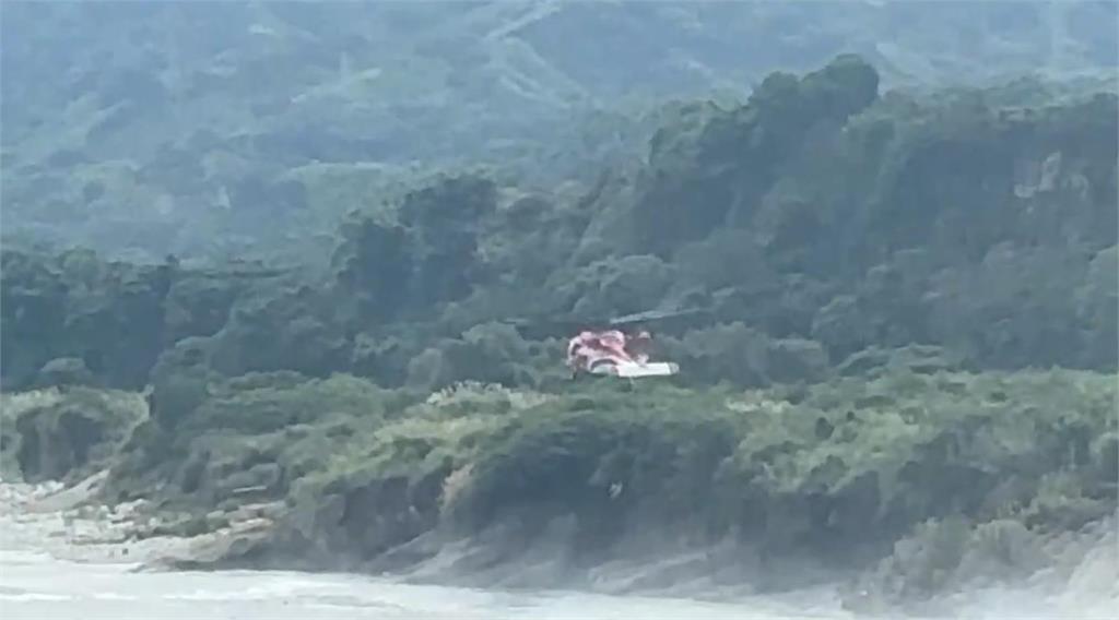 快新聞/畫面曝!台中東勢民眾受困沙洲 直升機救援吊掛成功