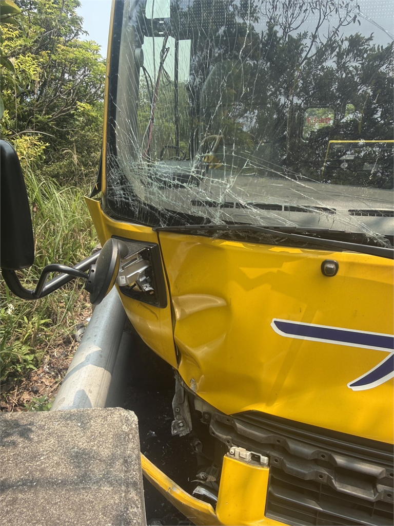 快新聞／北投公車上山打滑撞護欄！14乘客輕傷緊急送醫