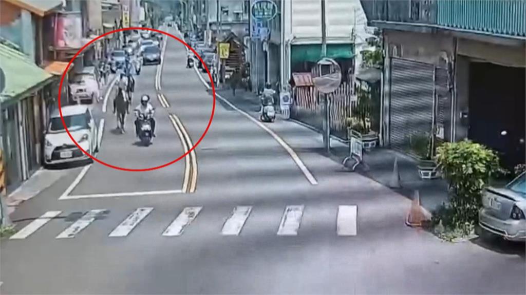 馬匹馬兒路上跑　騎士險遭馬飛踹　驚險一瞬間
