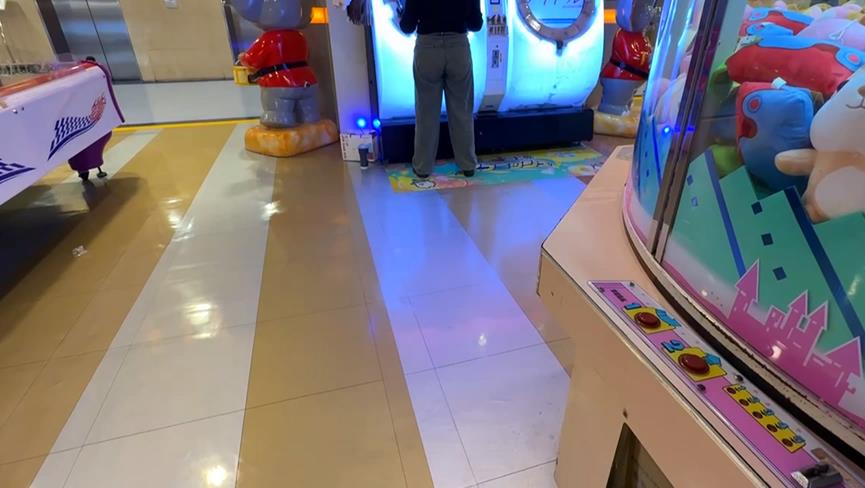 逛百貨疑遭街友衣架打膝蓋　當事人不滿：百貨竟沒報警