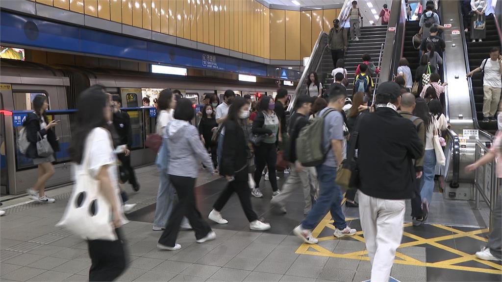 北捷又衝突！市府站男「搭手扶梯插隊、撞人」　雙方火爆對罵
