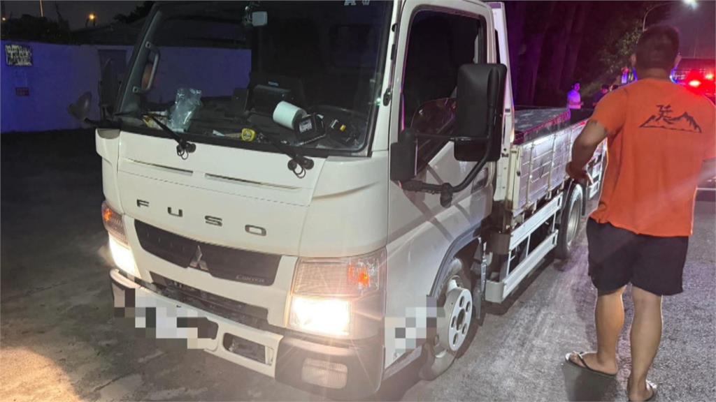 國道驚魂！貨車載床墊「噴飛掉落」　7車撞擊輾壓過後拋錨